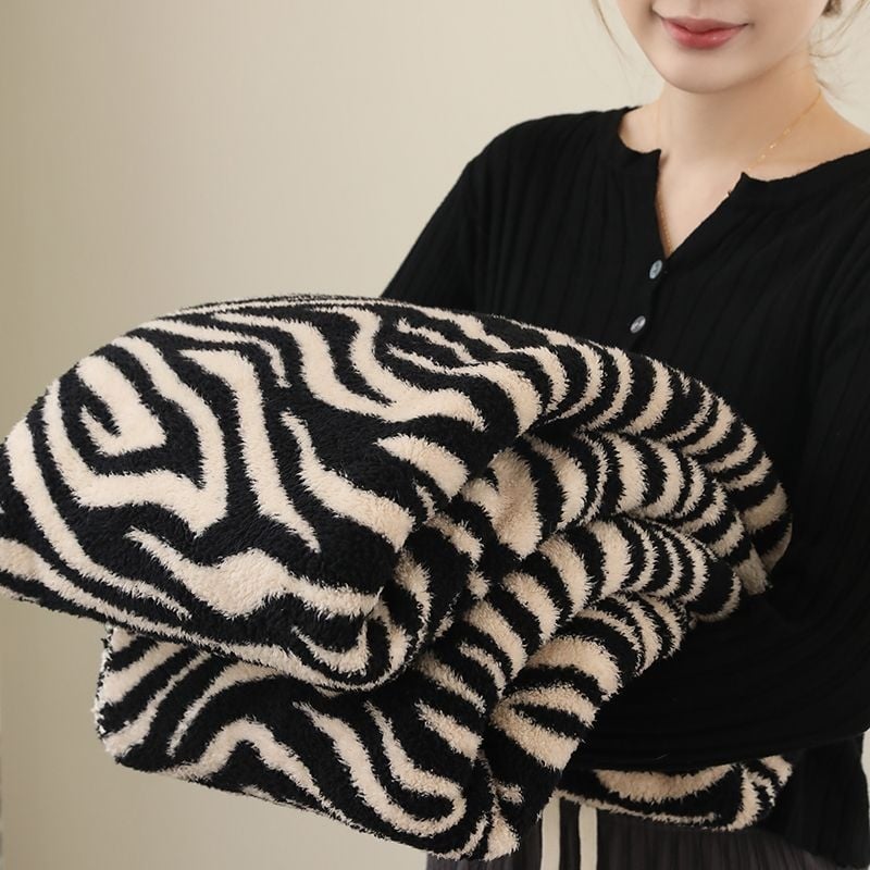 Deka od ručnika sa zebranim uzorkom u prugama, materijal coral fleece/poliester, za sve sezone, jednostavan i moderan stil