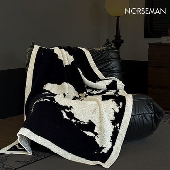 Μισό βελούδινο ριχτάρι καναπέ Iris Pie, απαλό και φιλικό προς το δέρμα (Σύνθεση: 50% ακρυλικό, 22% βαμβάκι, 28% πολυεστέρας • Βάρος: 450 g/m² • Εποχή: Χειμώνας • Μοτίβο: Τοπίο • Προσαρμογή: Ναι)