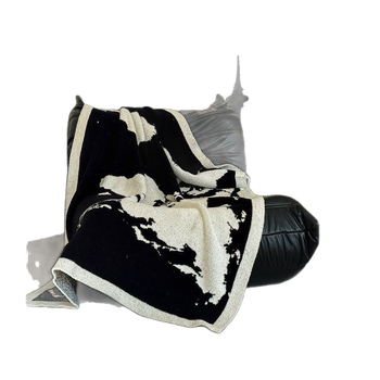 Μισό βελούδινο ριχτάρι καναπέ Iris Pie, απαλό και φιλικό προς το δέρμα (Σύνθεση: 50% ακρυλικό, 22% βαμβάκι, 28% πολυεστέρας • Βάρος: 450 g/m² • Εποχή: Χειμώνας • Μοτίβο: Τοπίο • Προσαρμογή: Ναι)