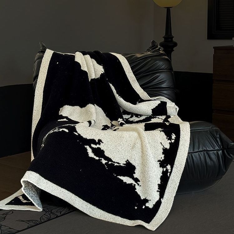 Μισό βελούδινο ριχτάρι καναπέ Iris Pie, απαλό και φιλικό προς το δέρμα (Σύνθεση: 50% ακρυλικό, 22% βαμβάκι, 28% πολυεστέρας • Βάρος: 450 g/m² • Εποχή: Χειμώνας • Μοτίβο: Τοπίο • Προσαρμογή: Ναι)