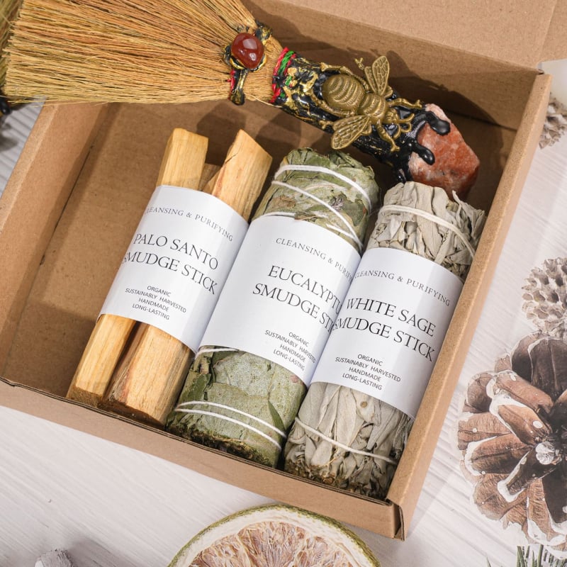 Декоративна магическа метла от естествен полускъпоценен кристал; произход: Ляньюнганг, окръг Дънхай; външен вид: суров камък