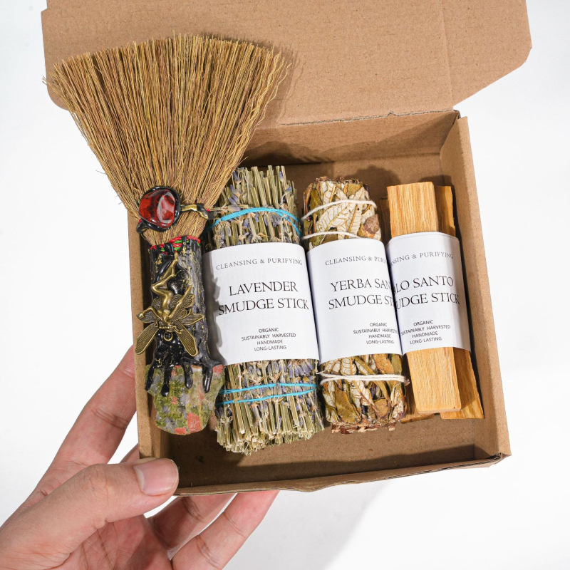 Декоративна магическа метла от естествен полускъпоценен кристал; произход: Ляньюнганг, окръг Дънхай; външен вид: суров камък