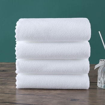Set od 100 jednokratnih bijelih ručnika, bez vlakana, kvadratnog oblika, za hotele, banje, spa centar i salone za kosu.