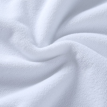 Set od 100 jednokratnih bijelih ručnika, bez vlakana, kvadratnog oblika, za hotele, banje, spa centar i salone za kosu.