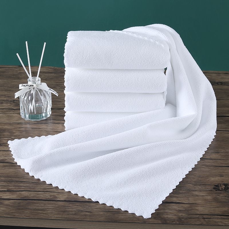 Set od 100 jednokratnih bijelih ručnika, bez vlakana, kvadratnog oblika, za hotele, banje, spa centar i salone za kosu.