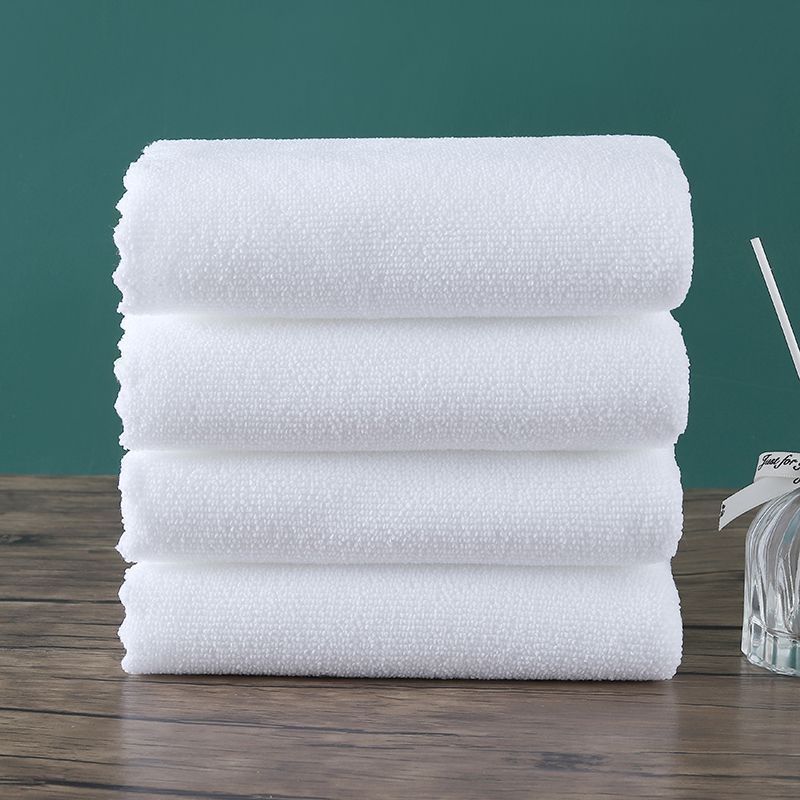 Set od 100 jednokratnih bijelih ručnika, bez vlakana, kvadratnog oblika, za hotele, banje, spa centar i salone za kosu.