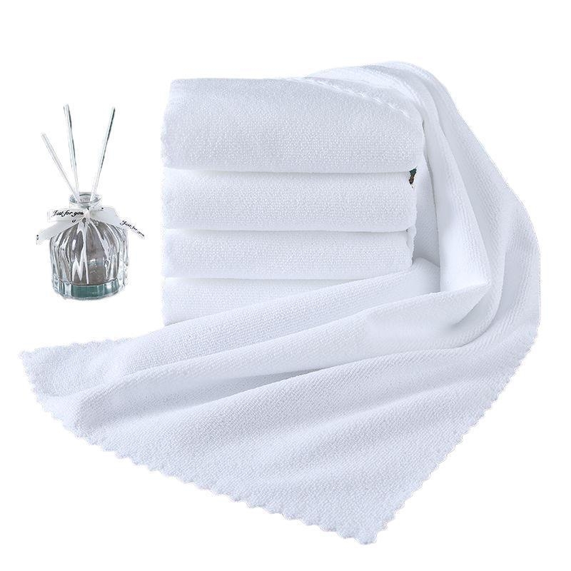 Set od 100 jednokratnih bijelih ručnika, bez vlakana, kvadratnog oblika, za hotele, banje, spa centar i salone za kosu.