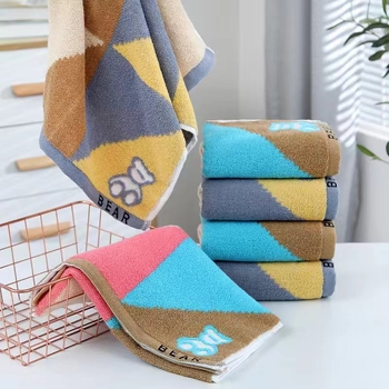 Ručnik za lice od 100% pamuka, jacquard, 14-nitni, 120–139 g, uzorak medvje u trokutu