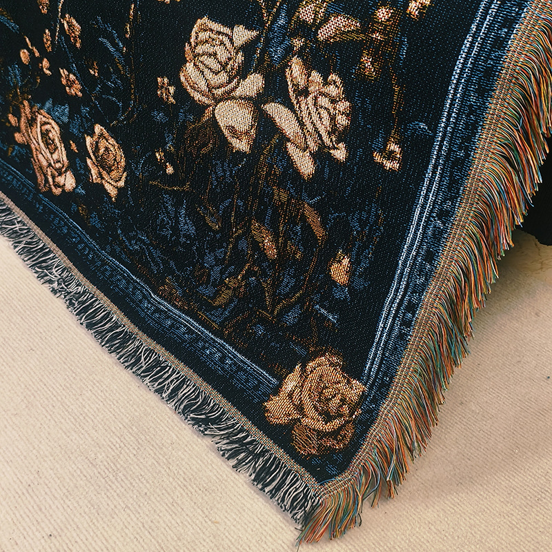 Goblen deka s resicama, ručno tkana, pravokutnog oblika, crtež likova