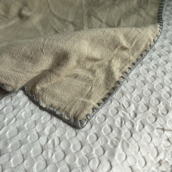 Dvoslojna tanka deka od 80% konoplje i 20% pamuka, pogodna za dremanje i klimatizirane prostore