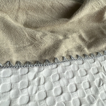 Dvoslojna tanka deka od 80% konoplje i 20% pamuka, pogodna za dremanje i klimatizirane prostore