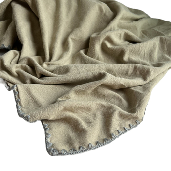 Dvoslojna tanka deka od 80% konoplje i 20% pamuka, pogodna za dremanje i klimatizirane prostore