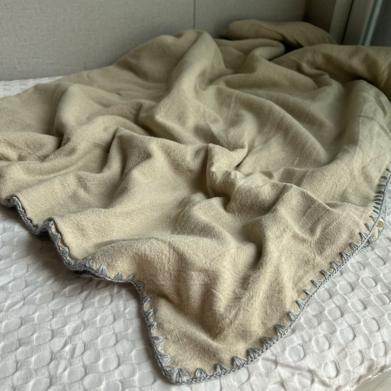 Dvoslojna tanka deka od 80% konoplje i 20% pamuka, pogodna za dremanje i klimatizirane prostore
