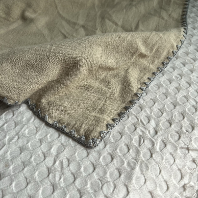 Dvoslojna tanka deka od 80% konoplje i 20% pamuka, pogodna za dremanje i klimatizirane prostore