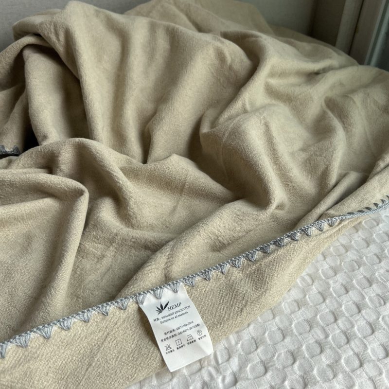 Dvoslojna tanka deka od 80% konoplje i 20% pamuka, pogodna za dremanje i klimatizirane prostore