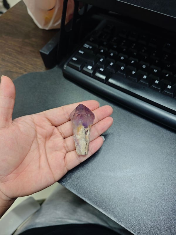 Аметистов жезъл от естествен кристал, суров камък; кристал: аметист; украса: скелетна, домашна декорация