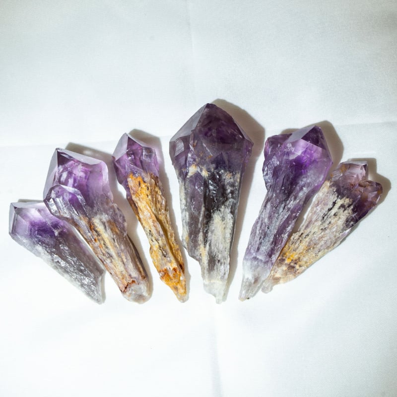 Аметистов жезъл от естествен кристал, суров камък; кристал: аметист; украса: скелетна, домашна декорация