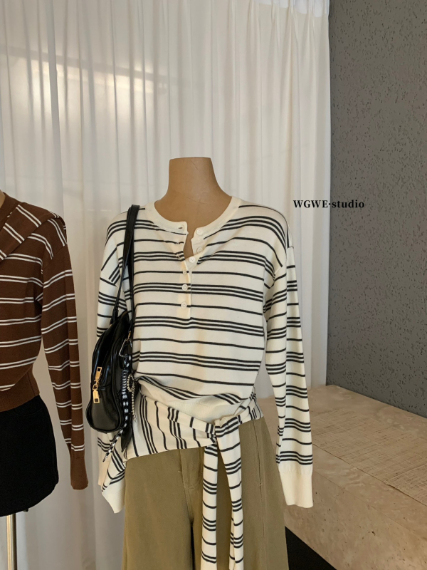 Csíkos kötött pulóver kapucnival – hosszú ujjú, gyapjú anyag