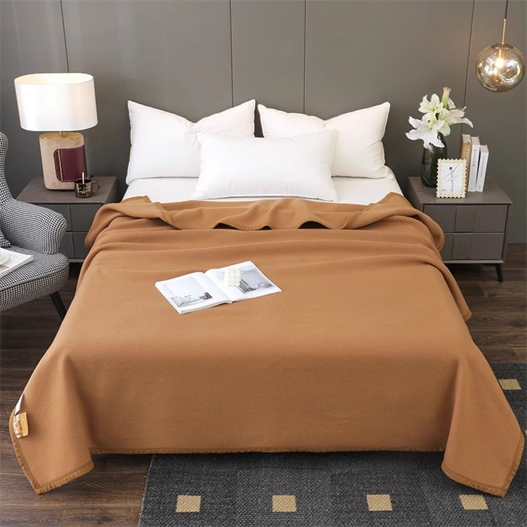 Hotelska debela deka – Poliester, Proljeće–Jesen, 3% skupljanje, Postojanost boje 3%, Prilagodljiva