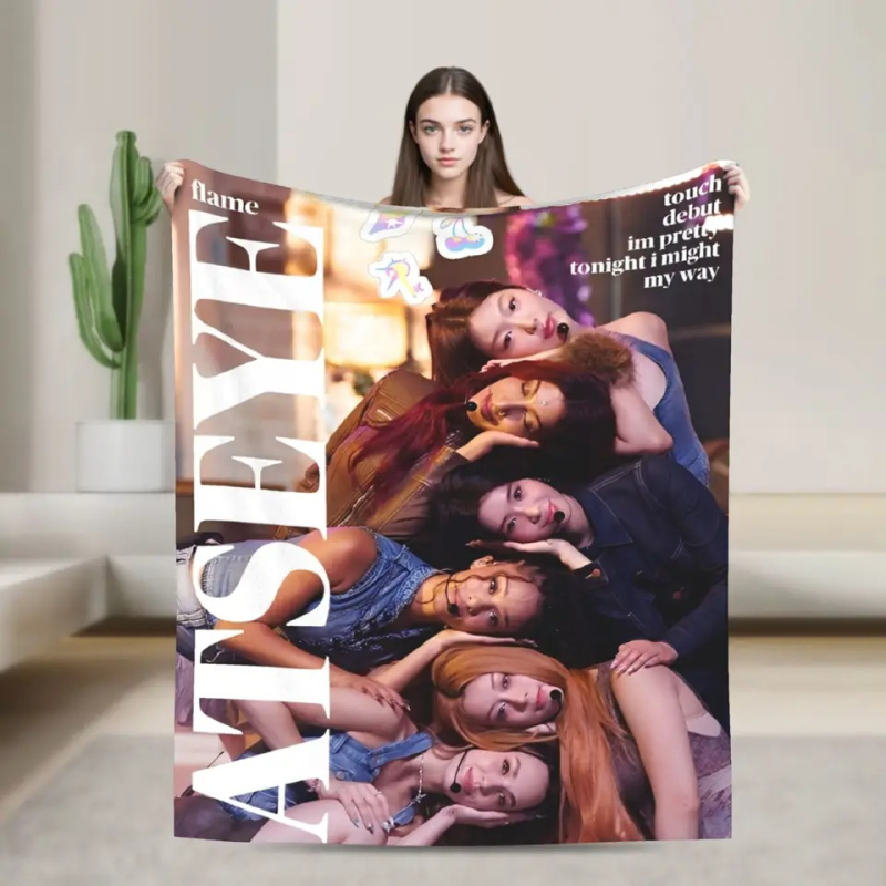 Κουβέρτα φλανέλα Katseye με εκτύπωση κολλάζ (πολυεστέρας; άνοιξη και φθινόπωρο; συρρίκνωση 2–4%; αντοχή χρωμάτων 4)