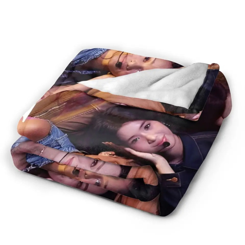 Κουβέρτα φλανέλα Katseye με εκτύπωση κολλάζ (πολυεστέρας; άνοιξη και φθινόπωρο; συρρίκνωση 2–4%; αντοχή χρωμάτων 4)