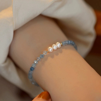 Ručne vyrobený náramok zo sladkovodných perál 4–5 mm s krištáľovými akcentmi – minimalistické dámske šperky