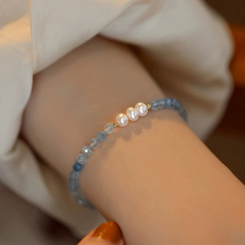 Ručne vyrobený náramok zo sladkovodných perál 4–5 mm s krištáľovými akcentmi – minimalistické dámske šperky