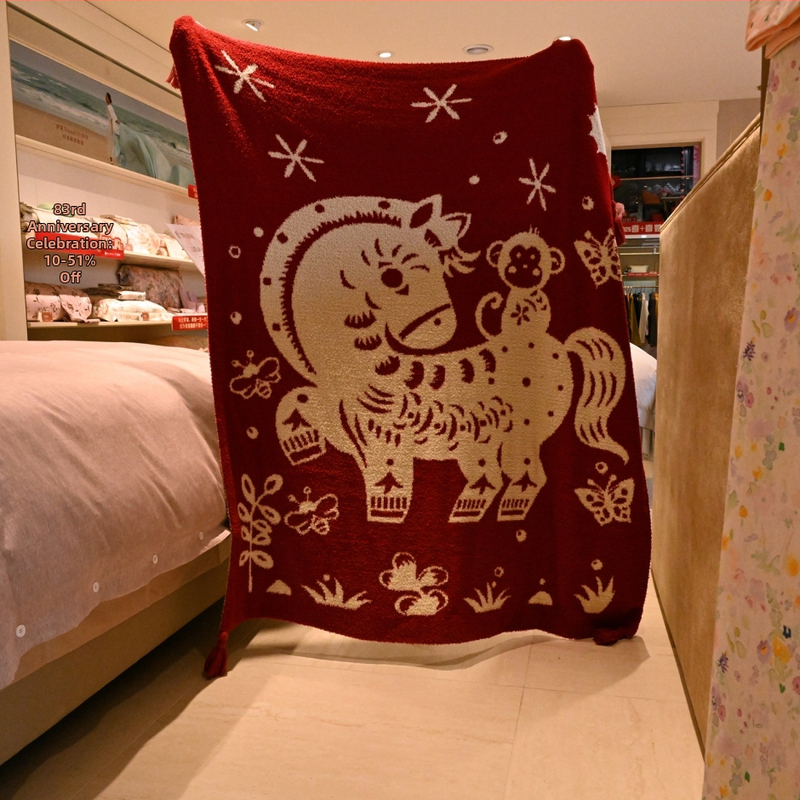 Megztas pledas su Uždraustojo miesto atspaudu, Arklio metų laimė; svoris 800–999 g; pritaikomas; tinkamas visoms sezonoms; raštas: animacinis piešinys; stilius: vestuvinis