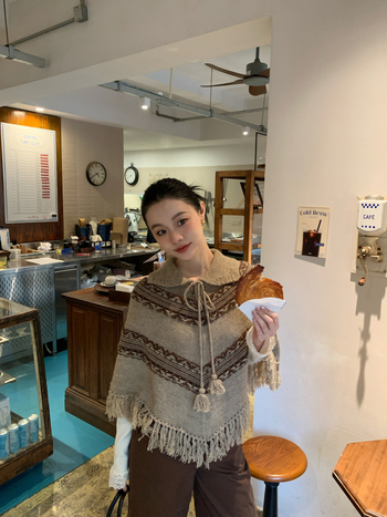 Női dzseki gyapjú-nylon keverékéből, csíkos mintázat, irodalmi retro stílus, hossz 50–65 cm, ujj nélküli kapucnival és reverrel