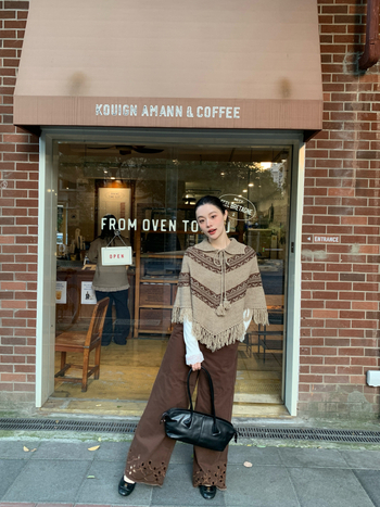 Női dzseki gyapjú-nylon keverékéből, csíkos mintázat, irodalmi retro stílus, hossz 50–65 cm, ujj nélküli kapucnival és reverrel