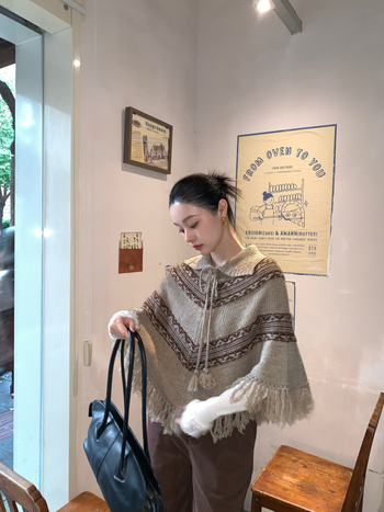 Női dzseki gyapjú-nylon keverékéből, csíkos mintázat, irodalmi retro stílus, hossz 50–65 cm, ujj nélküli kapucnival és reverrel