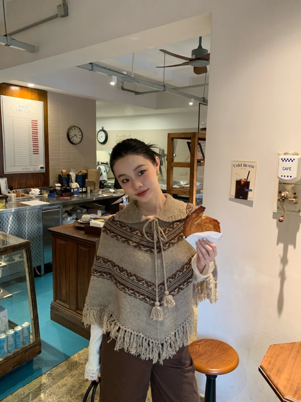 Női dzseki gyapjú-nylon keverékéből, csíkos mintázat, irodalmi retro stílus, hossz 50–65 cm, ujj nélküli kapucnival és reverrel