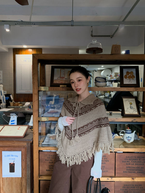 Női dzseki gyapjú-nylon keverékéből, csíkos mintázat, irodalmi retro stílus, hossz 50–65 cm, ujj nélküli kapucnival és reverrel