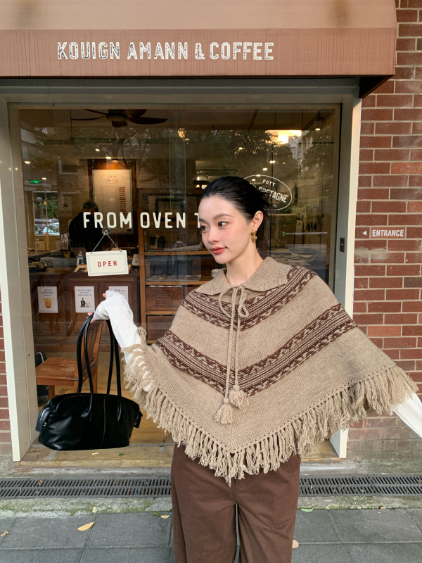 Női dzseki gyapjú-nylon keverékéből, csíkos mintázat, irodalmi retro stílus, hossz 50–65 cm, ujj nélküli kapucnival és reverrel