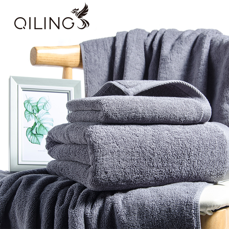 Spa törölközőkészlet hímzett logóval, pamut, 21 szál, sima szövés, tömege több mint 200 g, 95% pamut tartalom