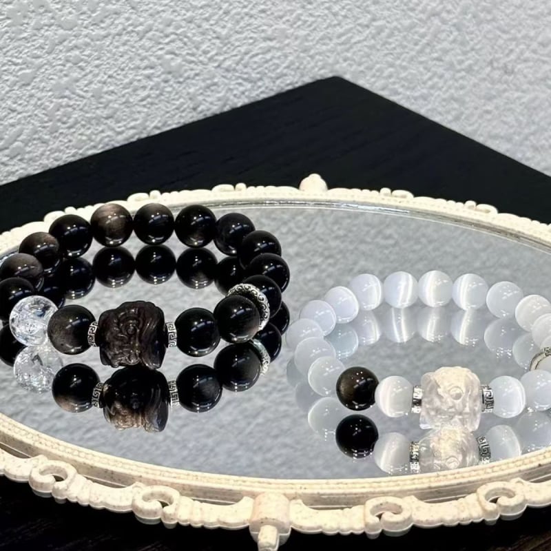 Prirodni obsidijan narukvica s motivom probuđenog lava, srebrni obsidijan, crno-bijeli kristali, mačje oko – unisex nakit