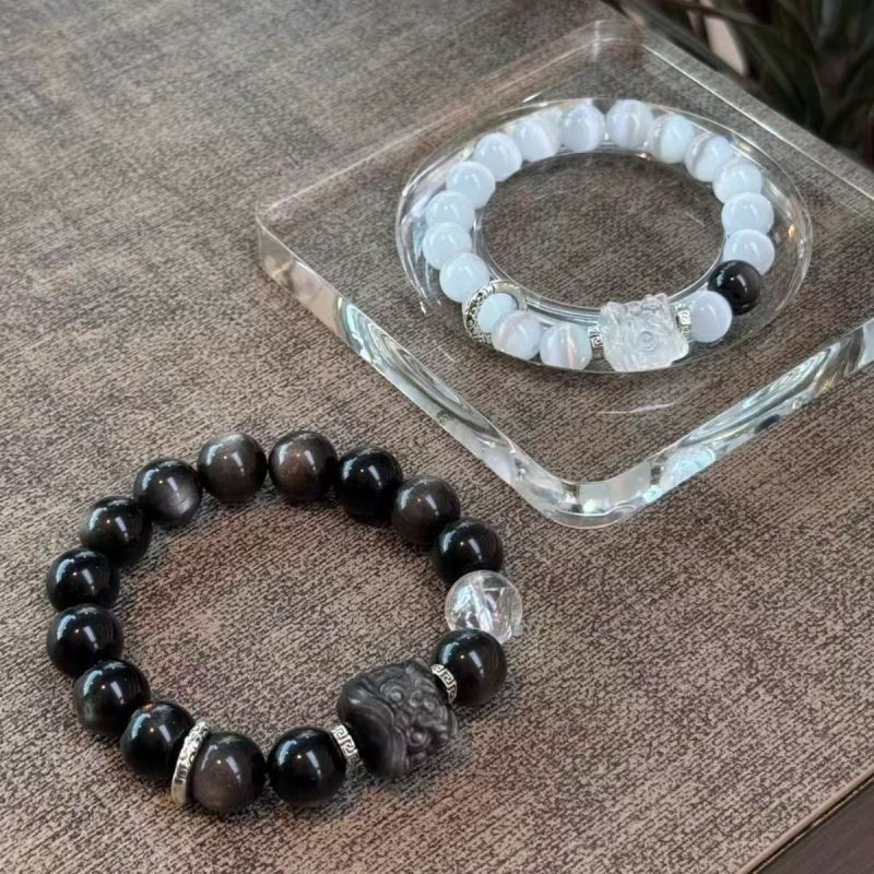 Prirodni obsidijan narukvica s motivom probuđenog lava, srebrni obsidijan, crno-bijeli kristali, mačje oko – unisex nakit