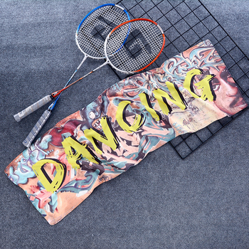 Ručník s logom, štvorcový plážový uterák so športovým vzorom (Materiál: 80% polyester + 20% polyamid; Vlákno: vlákno; Vláknová špecifikácia: kompozitné vlákno; Výrobný proces: tlač; Hmotnosť: 50–80 g)