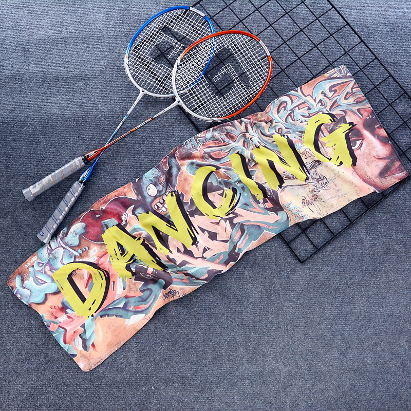 Ručník s logom, štvorcový plážový uterák so športovým vzorom (Materiál: 80% polyester + 20% polyamid; Vlákno: vlákno; Vláknová špecifikácia: kompozitné vlákno; Výrobný proces: tlač; Hmotnosť: 50–80 g)
