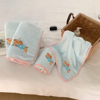 Prosop de față din fleece coral cu margine brodată și cusături; 80–100 g