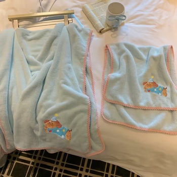 Prosop de față din fleece coral cu margine brodată și cusături; 80–100 g