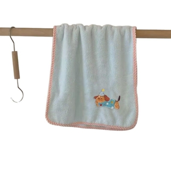 Prosop de față din fleece coral cu margine brodată și cusături; 80–100 g