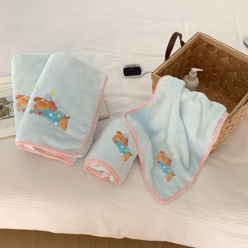 Prosop de față din fleece coral cu margine brodată și cusături; 80–100 g