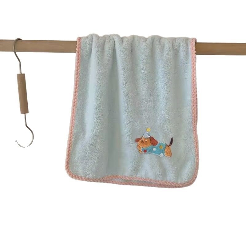 Prosop de față din fleece coral cu margine brodată și cusături; 80–100 g