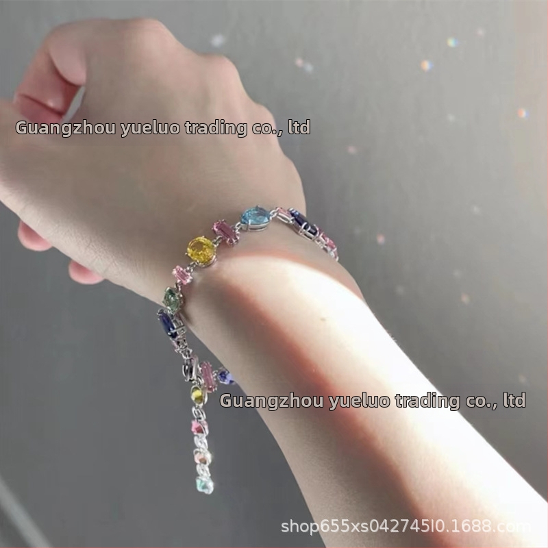 Dámsky náramok so Swarovski kryštálmi — zliatina, osadené diamantmi, tvar: ovocný/geometrický, kód produktu 006, jar 2024