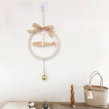 Tapiserie din bumbac pentru perete cu pește din lemn, clopot și inel de fier — formă rotundă, țesut manual, stil modern minimalist