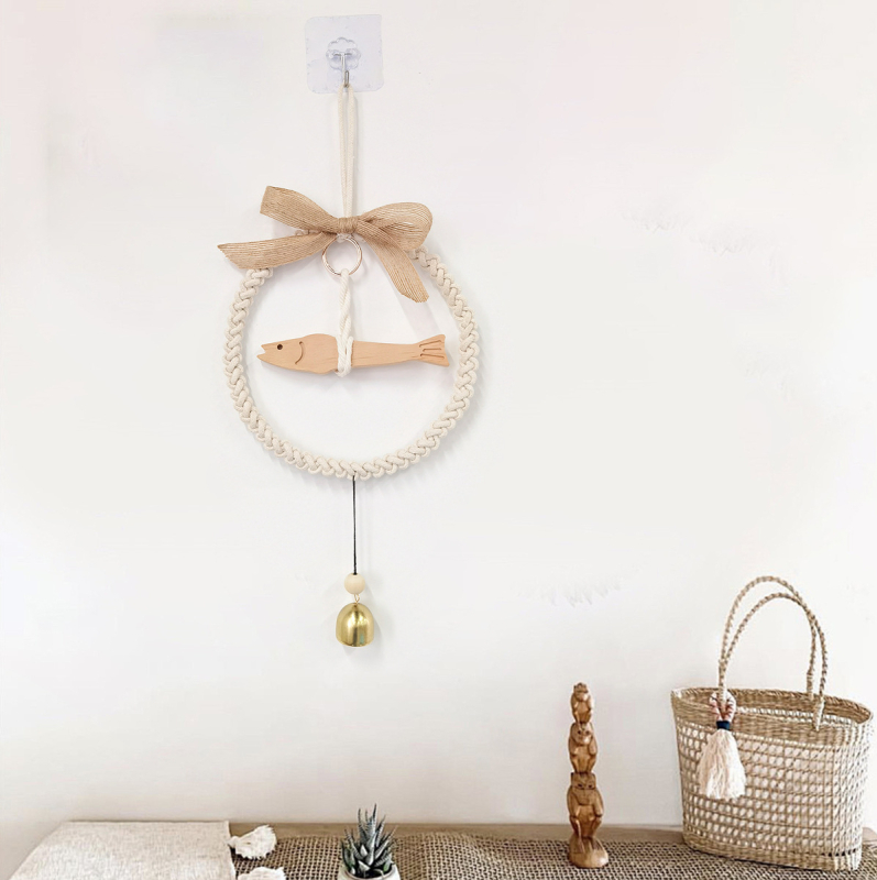 Tapiserie din bumbac pentru perete cu pește din lemn, clopot și inel de fier — formă rotundă, țesut manual, stil modern minimalist