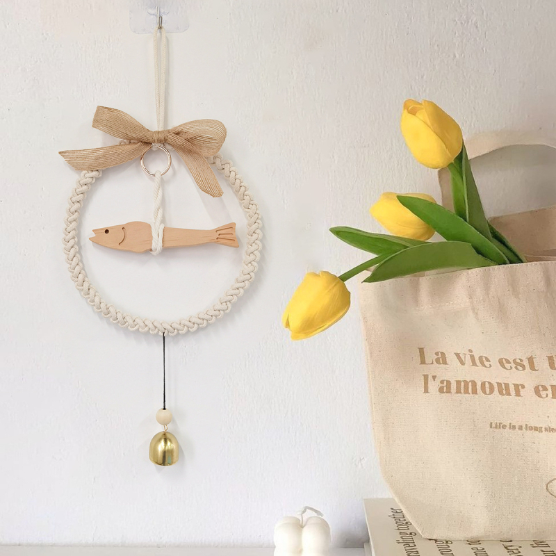 Tapiserie din bumbac pentru perete cu pește din lemn, clopot și inel de fier — formă rotundă, țesut manual, stil modern minimalist