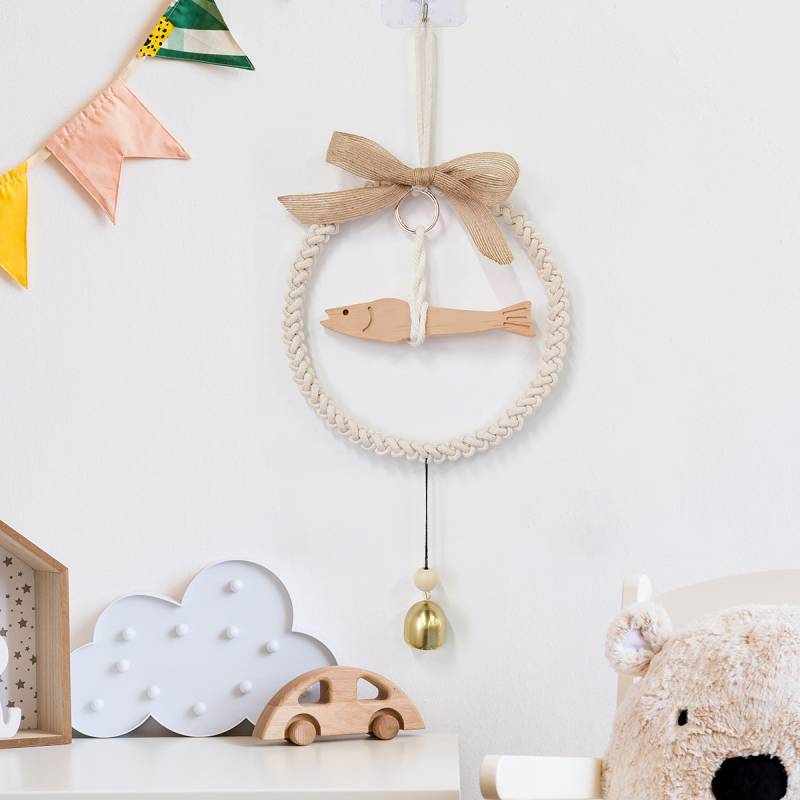 Tapiserie din bumbac pentru perete cu pește din lemn, clopot și inel de fier — formă rotundă, țesut manual, stil modern minimalist