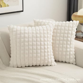 Hosszúkás párnahuzat, négyzetes mintázat, elöl utánzott nyúlszőr, hátul velúr, töltet poliészter, modern minimalista stílus